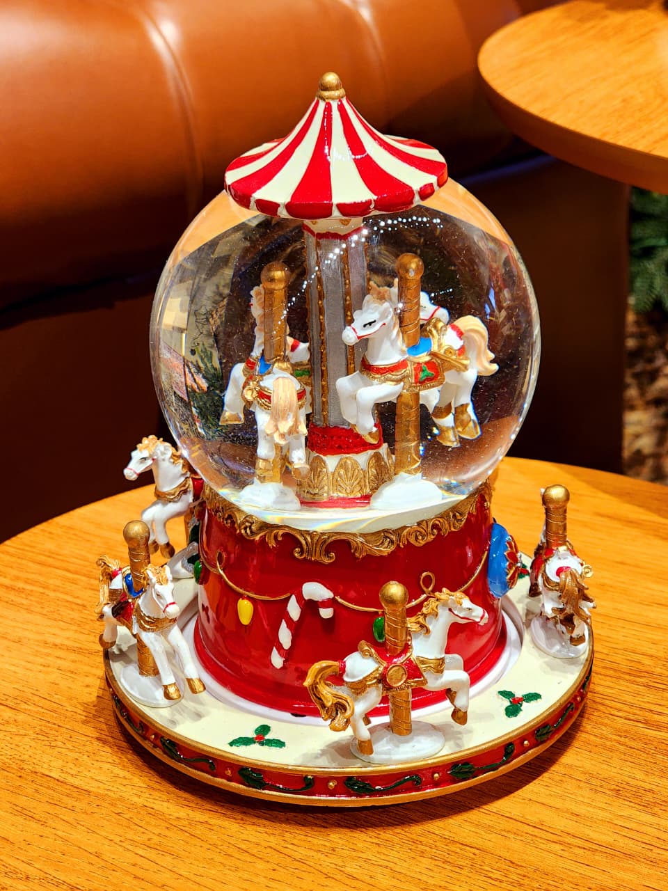 GLOBO COM ÁGUA CARROSSEL COM MOVIMENTO 20,5CM