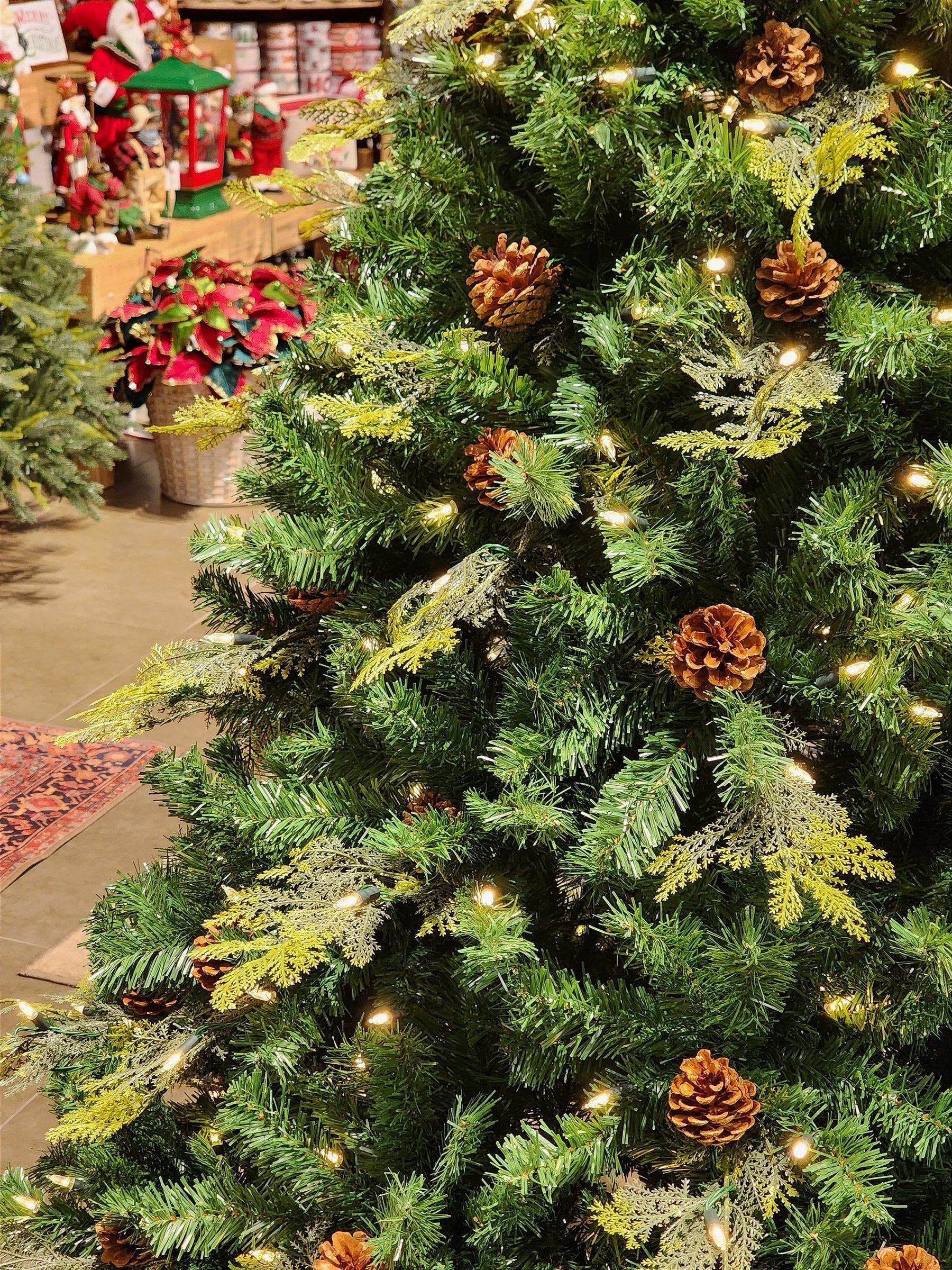 ÁRVORE REALISTA PINHEIRO CONSTELAÇÃO 400 LEDS WARM 1241 GALHOS 2,10CM MODELO CLICK BIVOLT