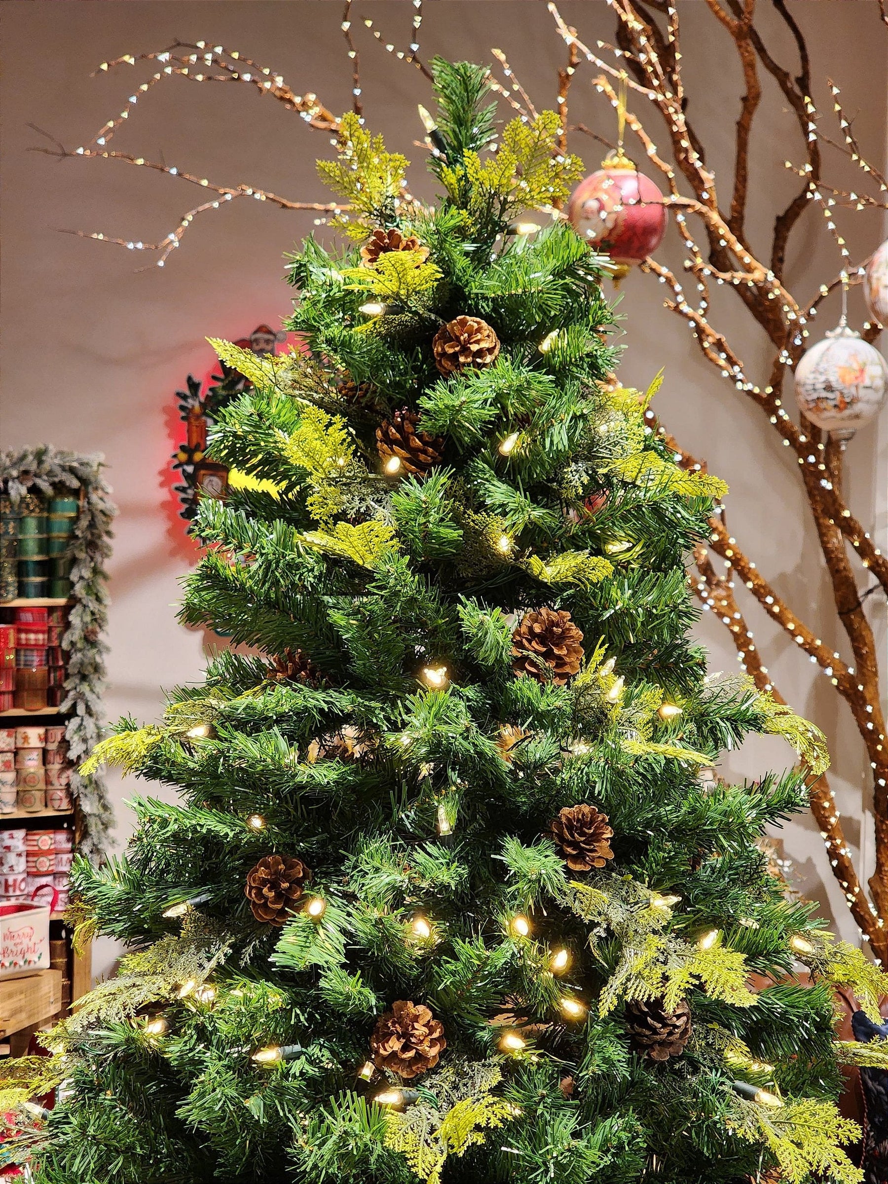 ÁRVORE REALISTA PINHEIRO CONSTELAÇÃO 400 LEDS WARM 1241 GALHOS 2,10CM MODELO CLICK BIVOLT