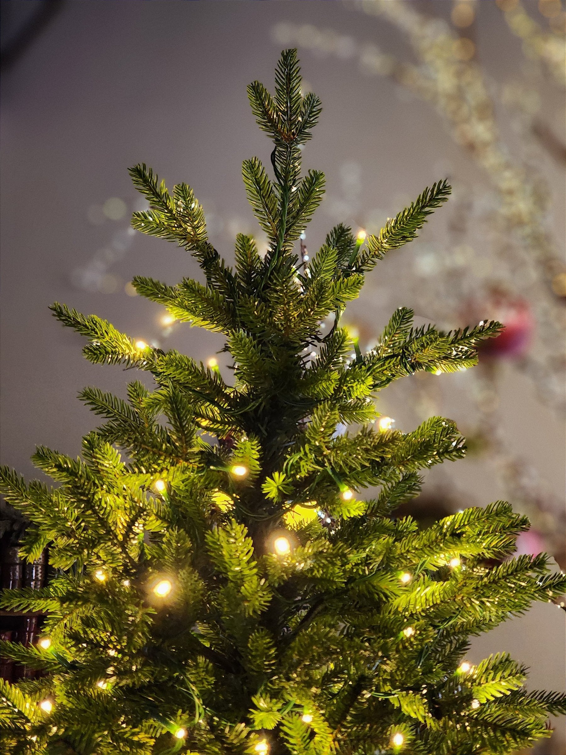 ÁRVORE REALISTA PINHEIRO AUSTRAL 2,10CM 450 LEDS WARM 801 GALHOS BIVOLT