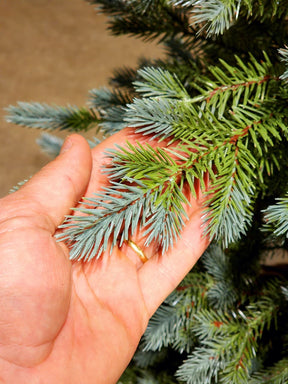 ÁRVORE PINHEIRO REALISTA 140 GALHOS 1,20CM BASE JUTA