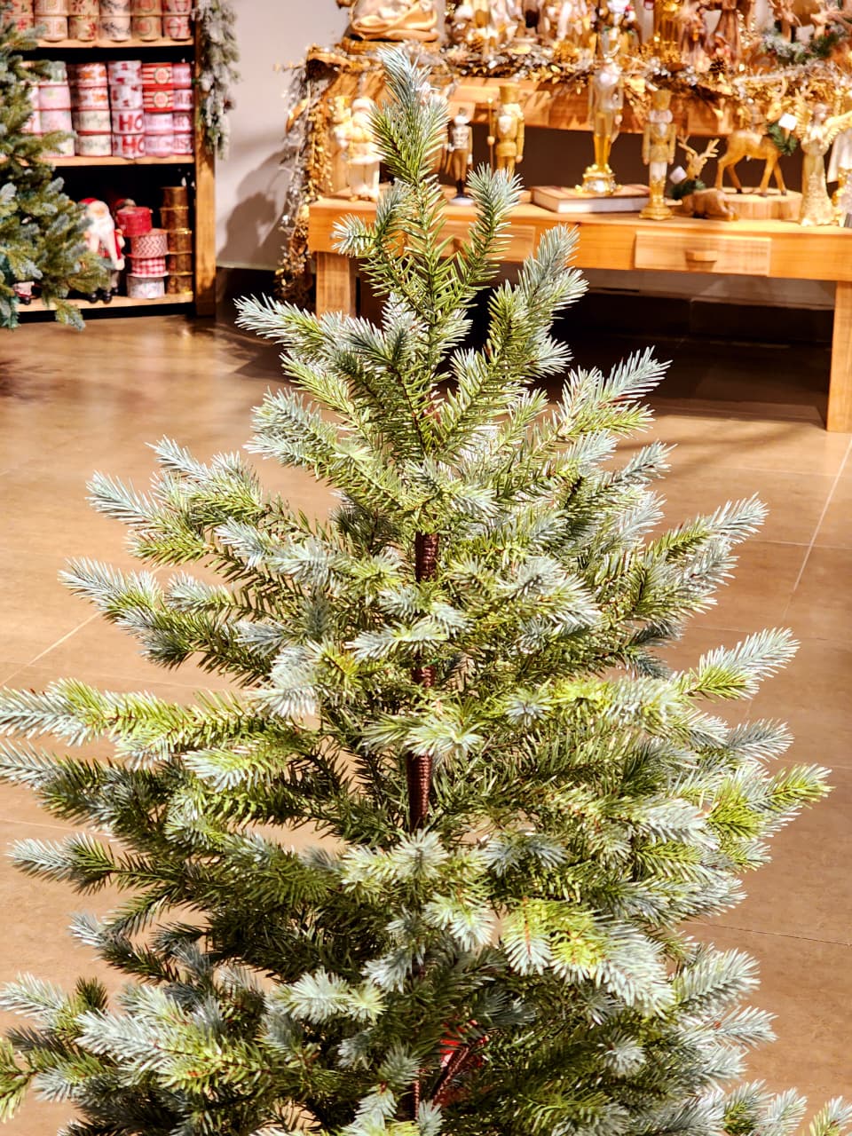 ÁRVORE PINHEIRO REALISTA 140 GALHOS 1,20CM BASE JUTA