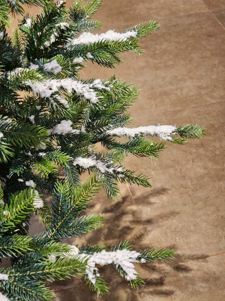 ÁRVORE PINHEIRO NEVADO SUPER REALISTA NASHVILLE 2614 GALHOS 2,25CM