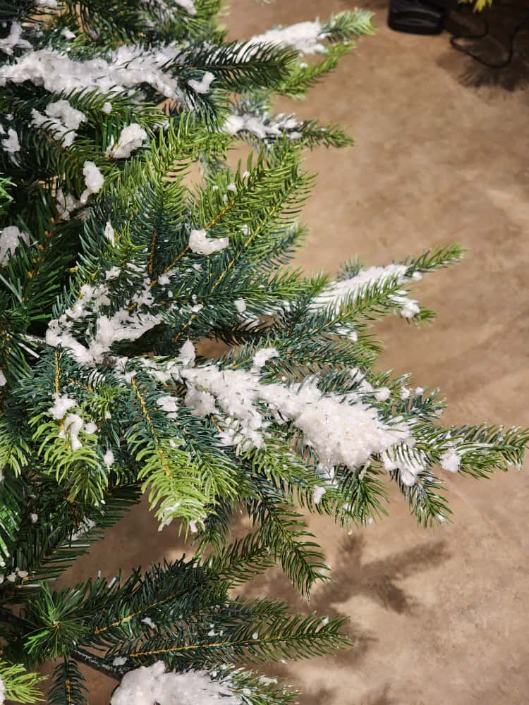 ÁRVORE PINHEIRO NEVADO SUPER REALISTA NASHVILLE 2614 GALHOS 2,25CM