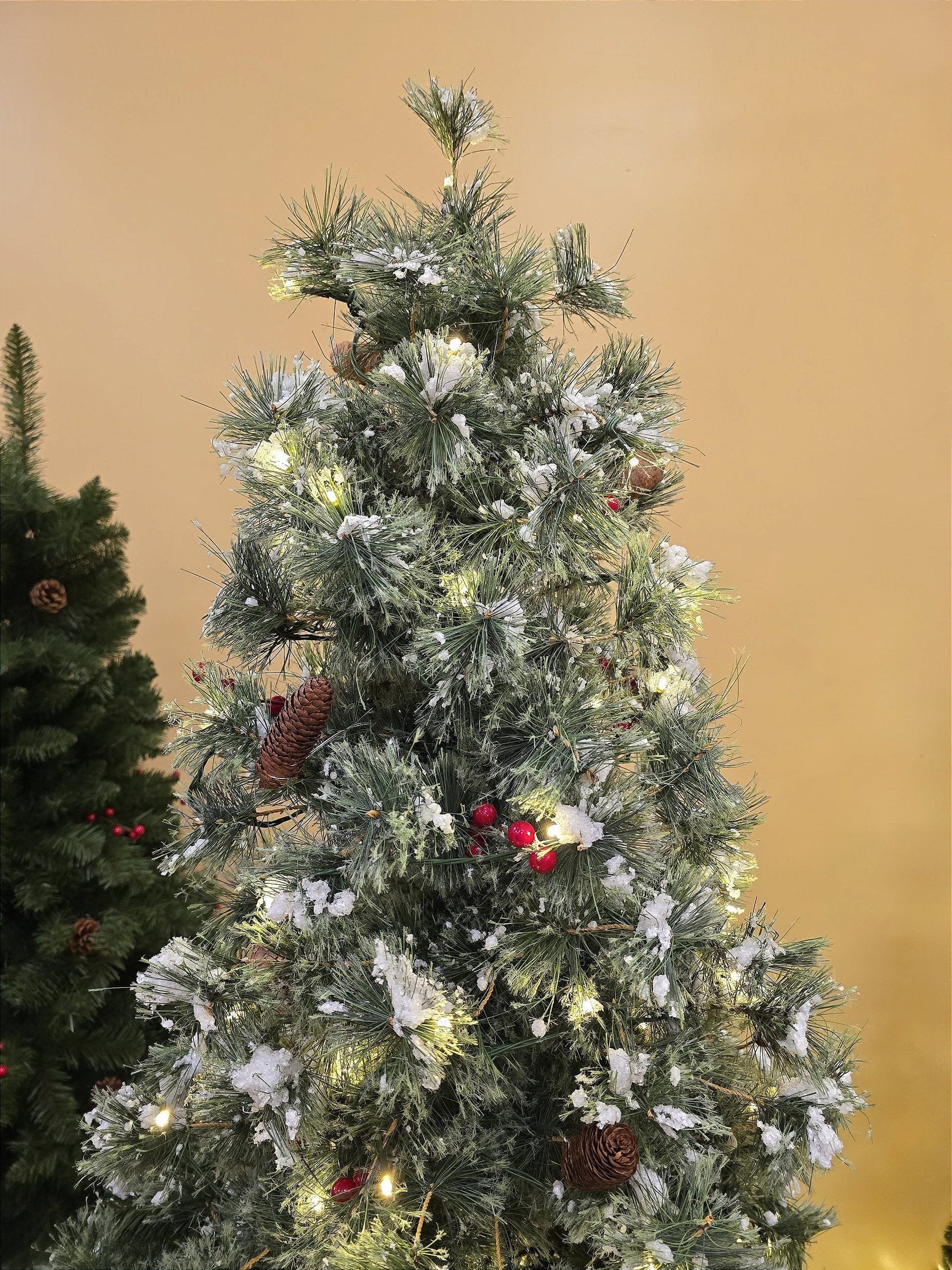 ÁRVORE PINHEIRO NEVADO REALISTA NORUEGA 1077 GALHOS COM 350 LEDS WARM 2,10CM