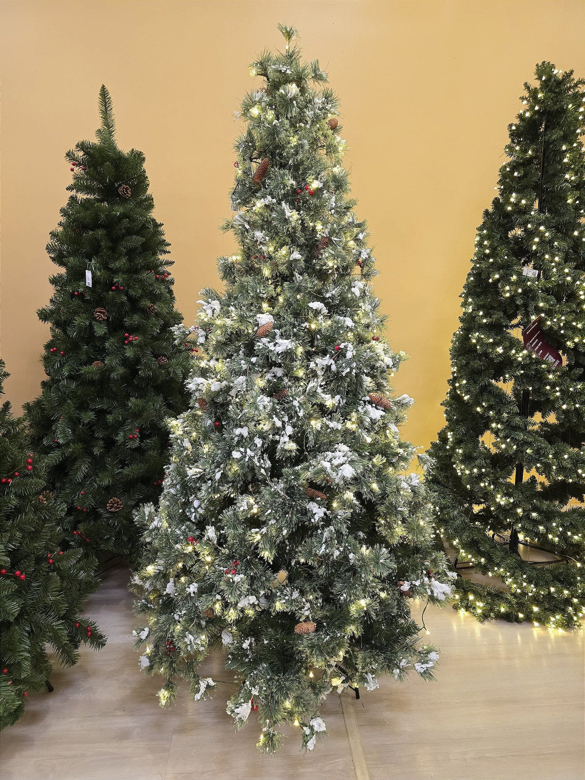 ÁRVORE PINHEIRO NEVADO REALISTA NORUEGA 1077 GALHOS COM 350 LEDS WARM 2,10CM