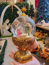 Globo de Neve Sagrada Família 26,5cm • Dourado • Luz e Movimento