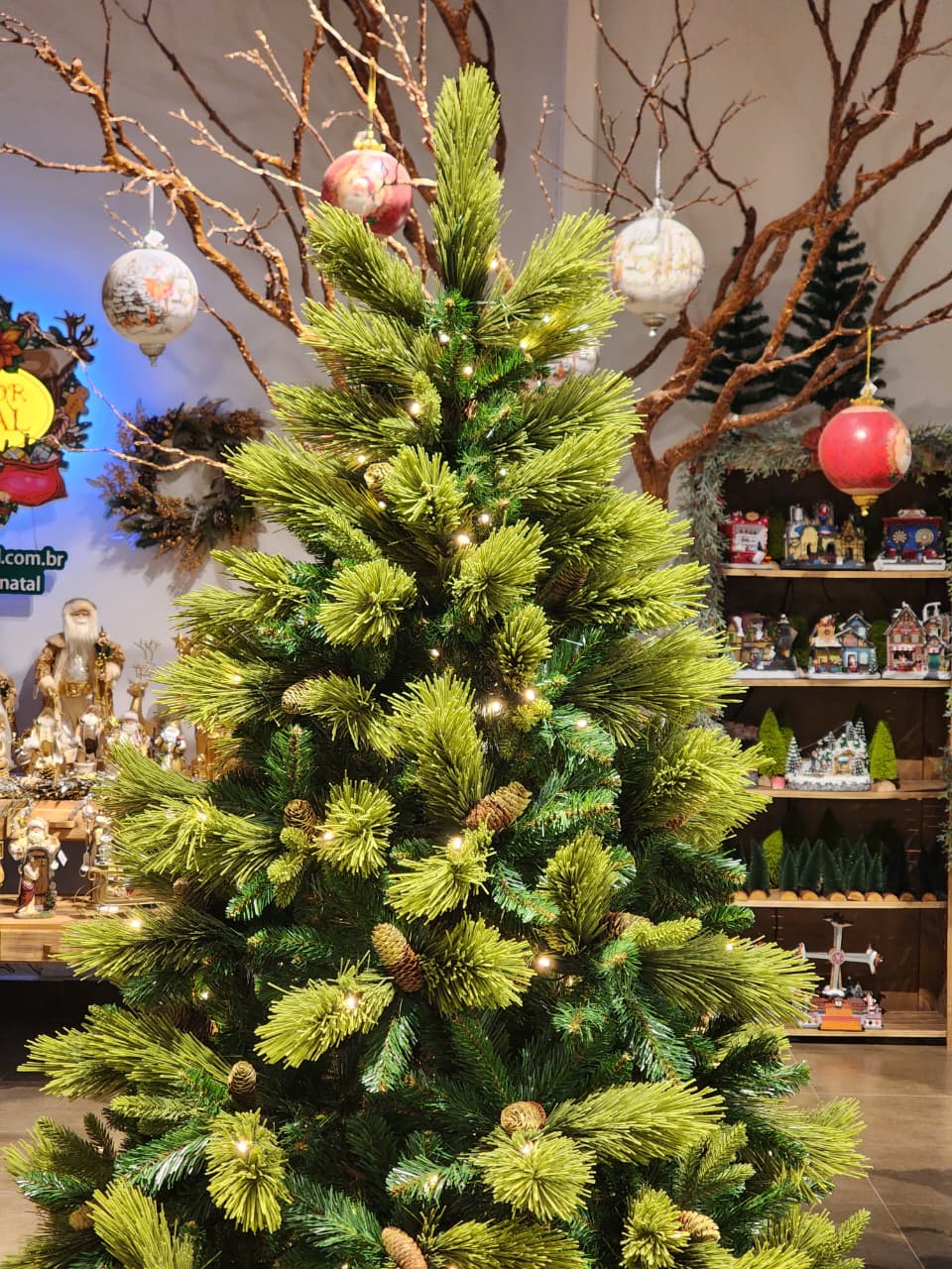 ÁRVORE REALISTA PINHEIRO COLORADO 300 LEDS WARM 1147 GALHOS 2,10CM BIVOLT