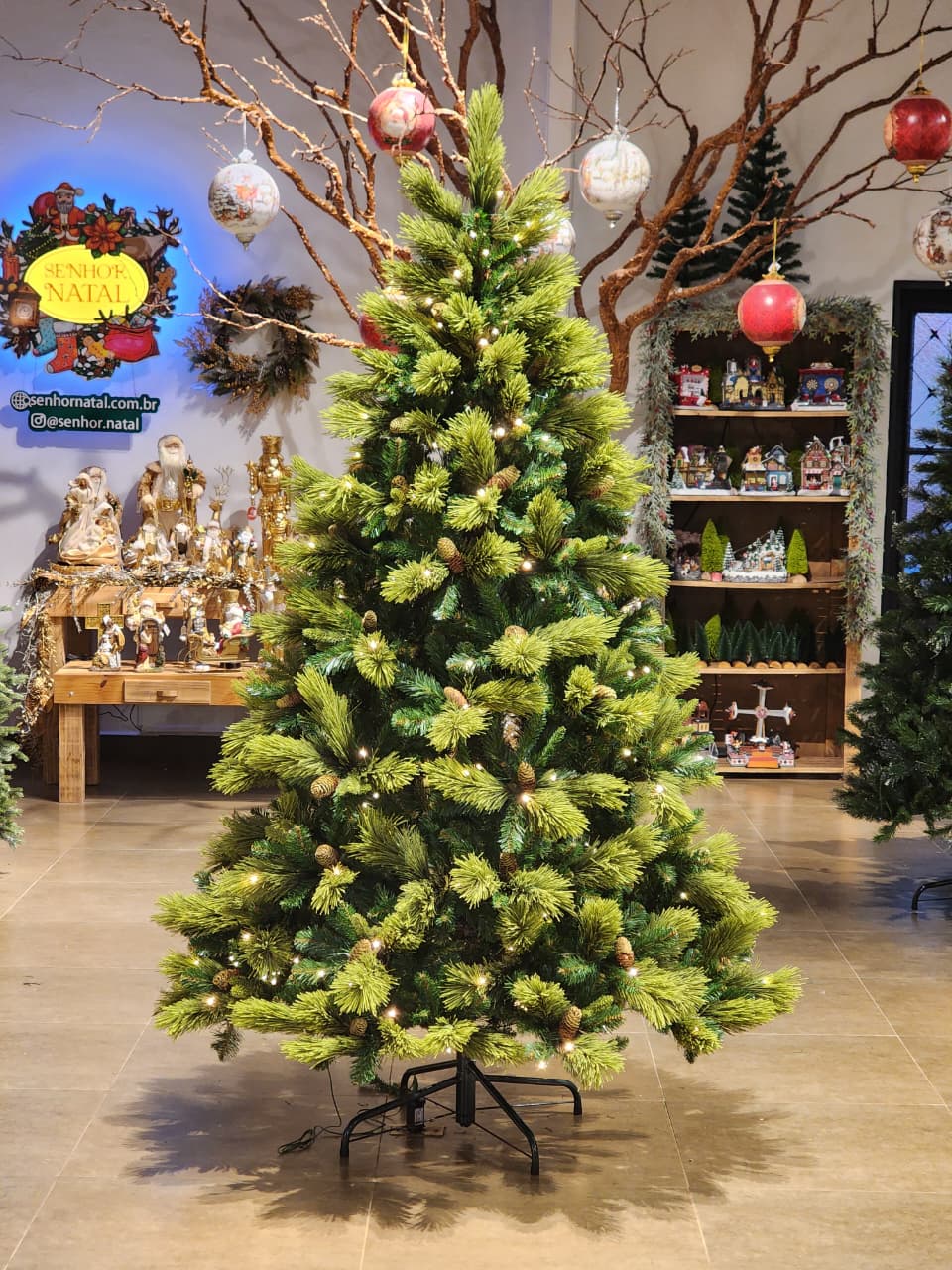 ÁRVORE REALISTA PINHEIRO COLORADO 300 LEDS WARM 1147 GALHOS 2,10CM BIVOLT